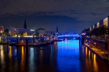 Obraz premium panorama of the harbor of Hamburg at night