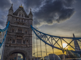 Fototapeta na wymiar Tower Bridge al tramonto