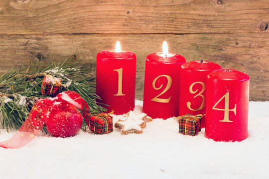 Weihnachten klassisch rot-2 Advent rustikal vor Holzhintergrund