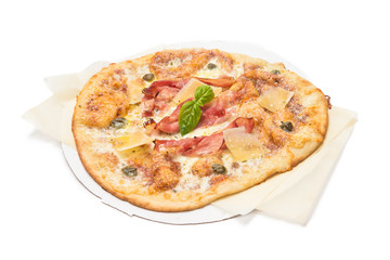 Pizza con prosciutto cotto, mozzarella e scaglie di grana