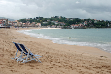 Chaises longues sur plage de St Jean de Luz