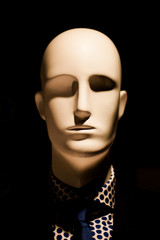 Kopf einer männlichen Schaufensterpuppe im Schattenspiel