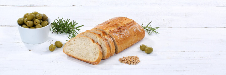 Ciabatta Brot mit Oliven Lebensmittel Banner Textfreiraum auf Holzplatte