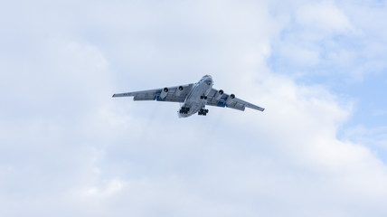 Fototapeta na wymiar Tver, Russia - February 25, 2016: Teaching Russian cargo plane Ilyushin IL-76 MD RF-76549 landing in Migalovo, Tver.