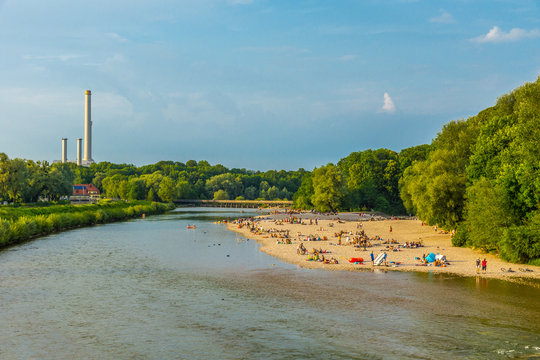 Die M&uuml;nchner erholen sich am Kiesstrand an der Isar