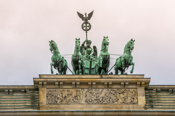 Viktoria und Pferde Gespann auf Brandenburger Tor in Berlin