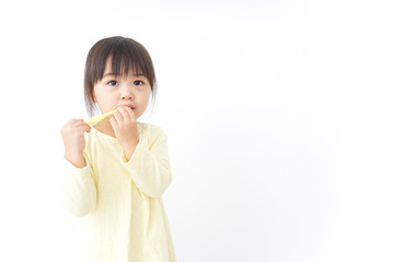 A child brushing her teeth