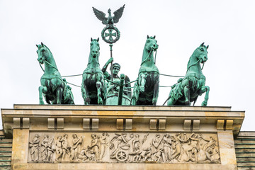 Fototapeta na wymiar Quadriga mit Viktoria auf Brandenburger Tor in Berlin