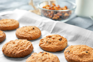 Obraz na płótnie Canvas Delicious oatmeal cookies with raisins on tray, close up
