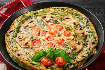 Spinach frittata in frying pan, closeup