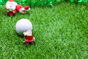 Naklejka premium Golfer Christmas holiday concept with golf ball and Christmas decoration