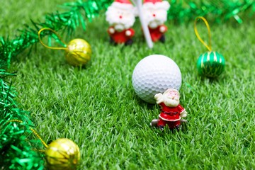 Naklejka premium Golfer Christmas holiday concept with golf ball and Christmas decoration