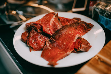 rohes Fleisch auf Teller