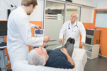 Obraz premium nurses and a patient