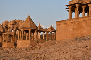 Obraz premium beautiful ancient cenotaphs of rawal kings in bada baag jaisalmer rajasthan india