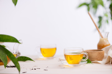 Tasses de thé sur fond de table en bois