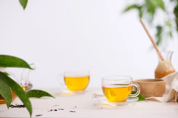 Photo sur Plexiglas Theé Tasses de thé sur fond de table en bois
