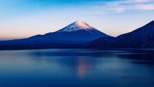 夕日を浴びた富士山、山梨県本栖湖にて