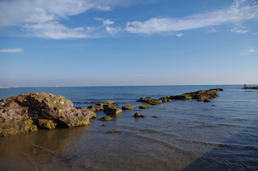 Fototapeta na wymiar rocks in the sea in crystalline water;