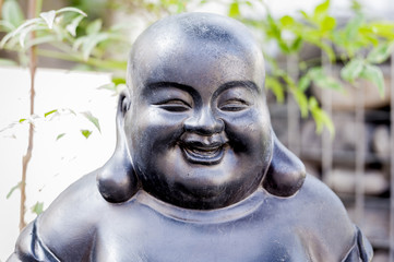 Fototapeta na wymiar Statue du bouddha souriant