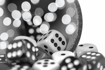 W&uuml;rfelspiel, W&uuml;rfelbecher, Gesellschaftsspiele