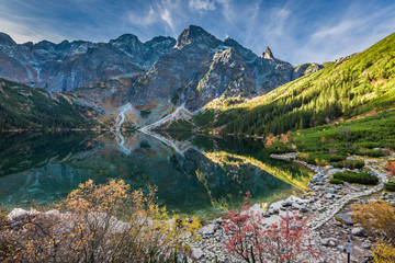 Obraz premium Cold sunrise at lake in the Tatra Mountains in autumn
