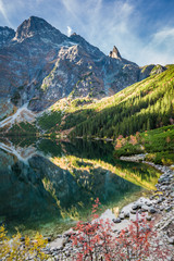 Obraz premium Colorful lake in the mountains at dawn in autumn