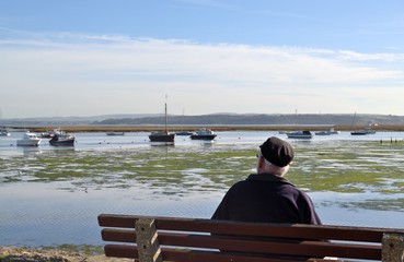 Vieil homme regardant la mer