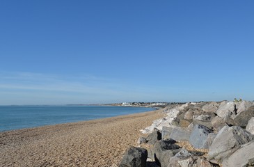 Digue à Keyhaven en Angleterre