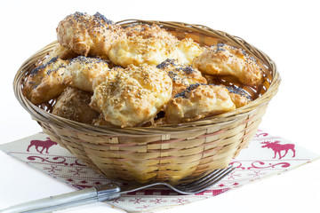 Gougères salées pour apéritif dans une corbeille sur fond blanc