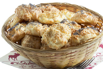 Gougères salées pour apéritif dans une corbeille