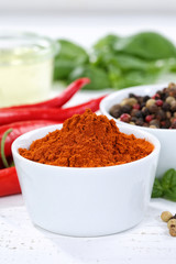 Paprika Pulver scharf Paprikapulver rote scharfe Peperoni kochen Hochformat Zutaten