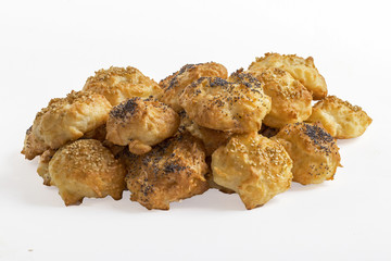 Gougères salées pour apéritif en tas sur fond blanc