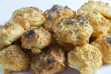 Gougères salées pour apéritif sur fond blanc