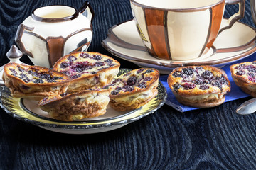 Encas avec clafoutis aux mûres et service