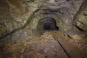 Obraz premium Old abandoned gold mine shaft ore tunnel gallery