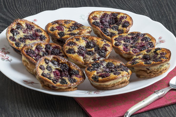 Clafoutis aux mûres sur une assiette