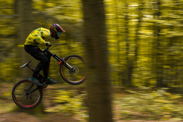 Downhill-fahrer im Flug © Sebastian