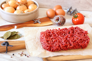 Raw minced meat, eggs, tomato and onions