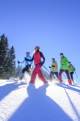 wandernde Gruppe im Neuschnee