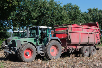Maishäcksler und Traktor bei der Maisernte