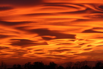 Tramonto spettacolare a Varese causato dagli incendi e dallo smog 