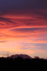 Obraz premium Tramonto spettacolare a Varese causato dagli incendi e dallo smog 