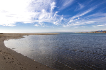 Obraz premium Sandy shore under the blue sky in the winter