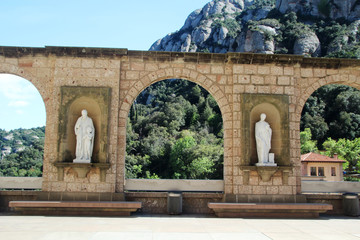 Fototapeta na wymiar Statues in Santa Maria De Montserrat 