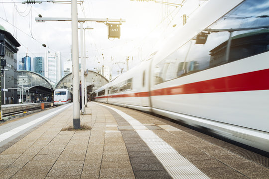 Z&uuml;ge fahren durch Frankfurter Bahnhof 