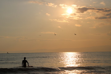 Fototapeta premium 湘南海岸の夕日 片瀬西浜海水浴場から平塚方向を望む