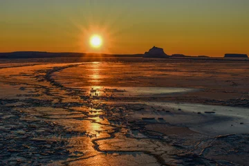 Rolgordijnen Восход в Антарктиде. © polyarnik