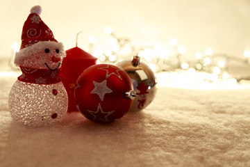 Pupazzo di neve e pale decorative con sfondo illuminato
