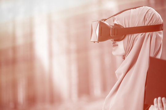 Hijab woman wearing vr (virtual reality) box. Education concept.